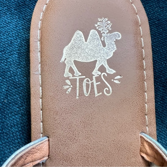 CAMEL TOES FRINGE EMBELLISHED TOE SANDALS SIZE 7 TAN - Picture 4 of 8